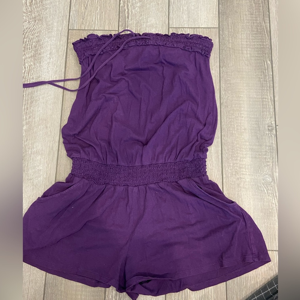 Never worn before romper!It’s in perfect condition.Stretchy waist/chest band.
